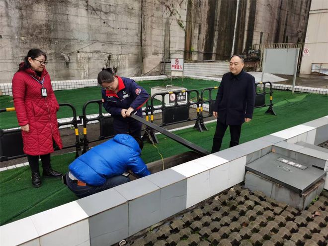 巴南区气象局开展节前防雷安全检查(图1)