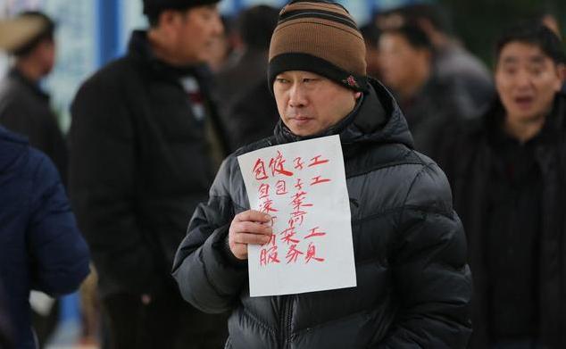 环卫工要求35岁以下：从奶茶店到环卫工35岁+再次绞杀！(图4)