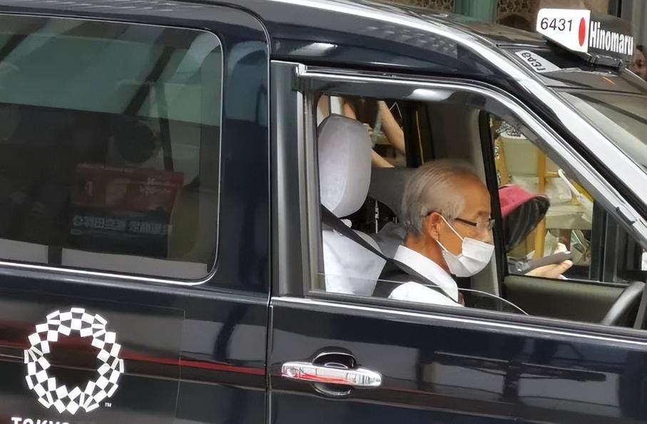 环卫工要求35岁以下：从奶茶店到环卫工35岁+再次绞杀！(图3)