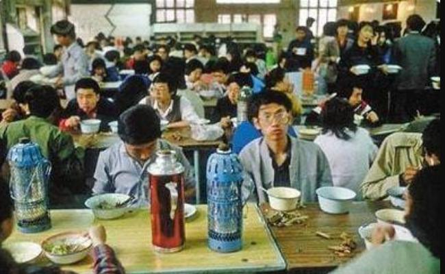 开云中国：大学生索要3000元生活费：不逃出陷阱多少钱都难填欲壑！(图2)